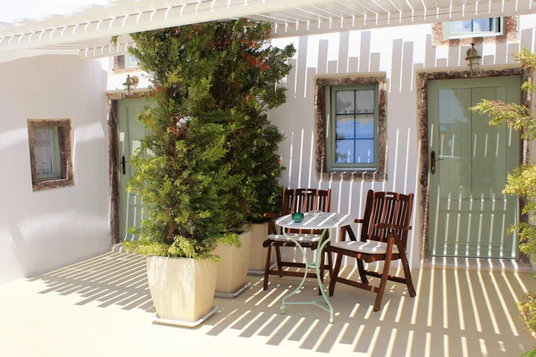 Terraço da antiga casa resort em Santorini — Fotografia de Stock