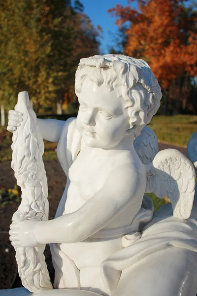 Mramorová socha anděla v podzimním parku — Stock fotografie