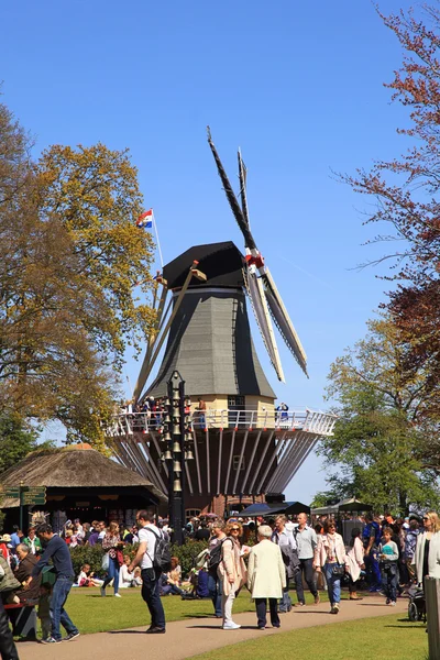 Turistas en el molino de viento en el parque de flores Keukenhof, Netherlan — Foto de Stock