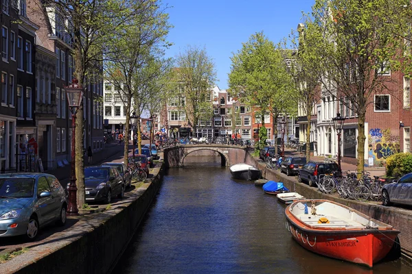 Город с каналами в Амстердаме, Нидерланды . — стоковое фото
