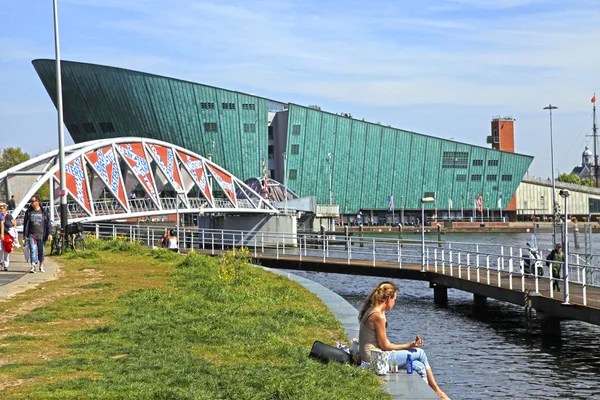 Människor på vallen nära Science Center Nemo, Amsterdam — Stockfoto
