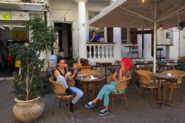 Sokak açık kafe, Tel Aviv oturan İsrailli genç kadın