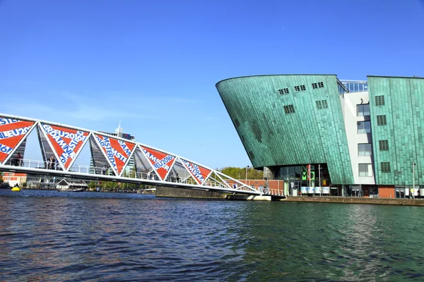 Vy över bron och Science Center Nemo, Amsterdam, Nederländerna — Stockfoto