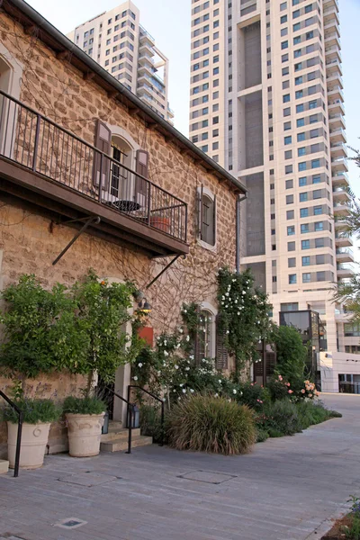 Old and modern buildings at dusk at the Sarona district, Tel Aviv — Stock Photo, Image