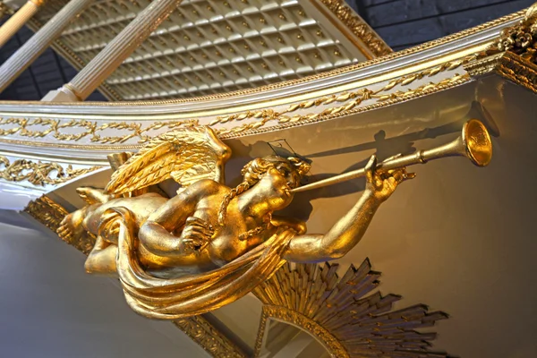 Золота статуя ангела на бароковому кораблі — стокове фото