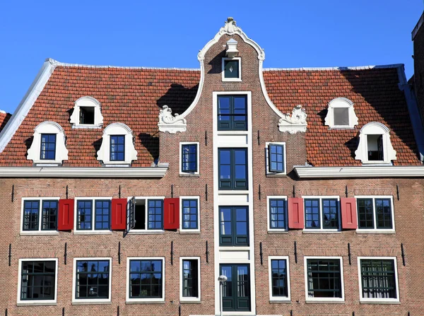 Traditionelles holländisches mittelalterliches Gebäude in amsterdam, Niederlande — Stockfoto