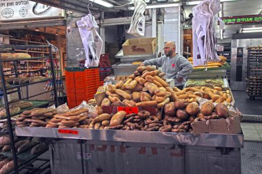piyasa ahır Carmel Market, Tel Aviv, İsrail üzerinde ekmek