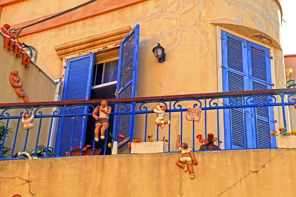 Casa natale con figure divertenti Beit Tamar, Tel Aviv, Israele . Immagine Stock