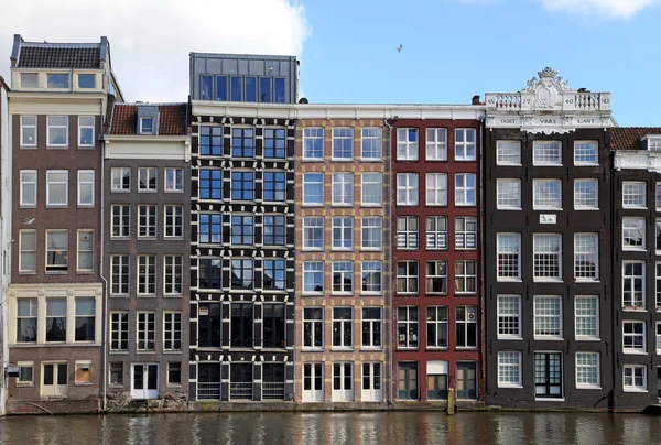 Средневековые здания на канале в Амстердаме — стоковое фото