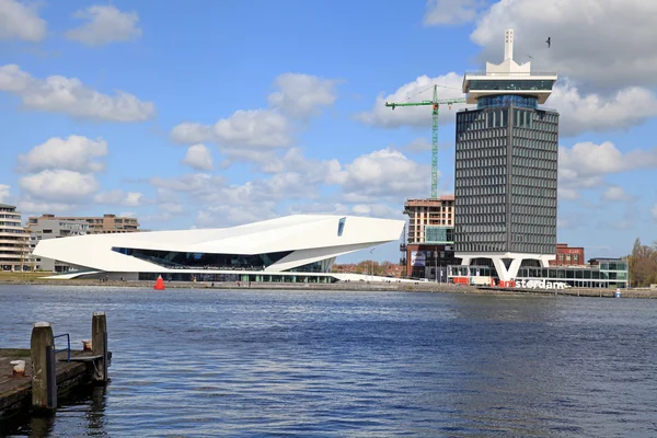 Eye Film Institute och Overhoeks tornet i Amsterdam, Nederländerna — Stockfoto