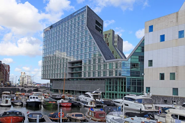 Moderna hotel Room Mate Aitana och yachter i Amsterdam, Netherla — Stockfoto