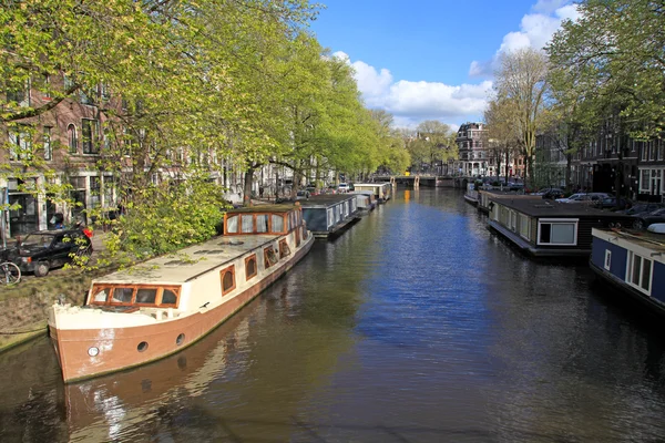 Stadtblick mit Kanal, Hausbooten und traditionellen Häusern, Amsterd — Stockfoto