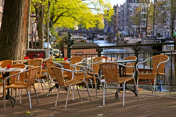 Caffè marciapiede sul ponte del canale di Amsterdam — Foto Stock