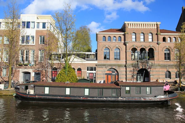 Traditionelle architektur und hausboot am kanal, amsterdam — Stockfoto