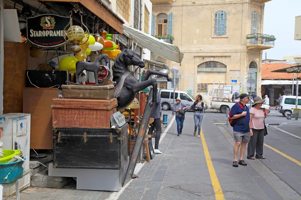 Oameni pe piața de purici din districtul vechi Jaffa, Tel Aviv, Israel . — Fotografie, imagine de stoc