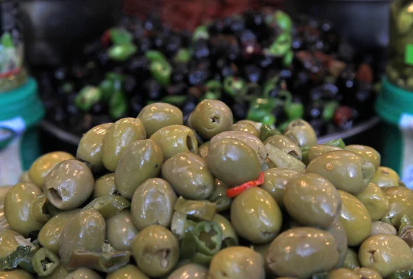 Aceitunas en un puesto de mercado . — Foto de Stock