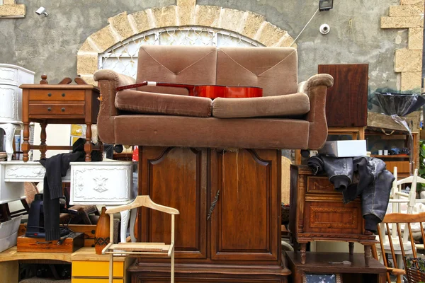 Meubles anciens et autres employés du marché aux puces de Jaffa, Tel Aviv — Photo