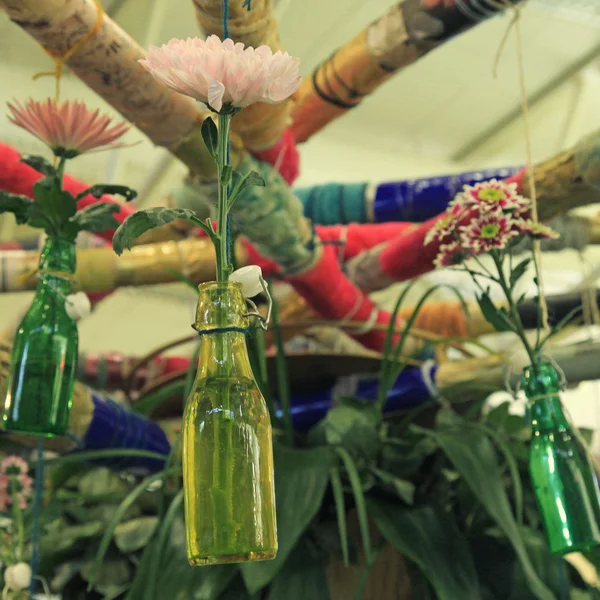 Flor crisântemo em diy pendurado garrafas de vidro para vaso — Fotografia de Stock