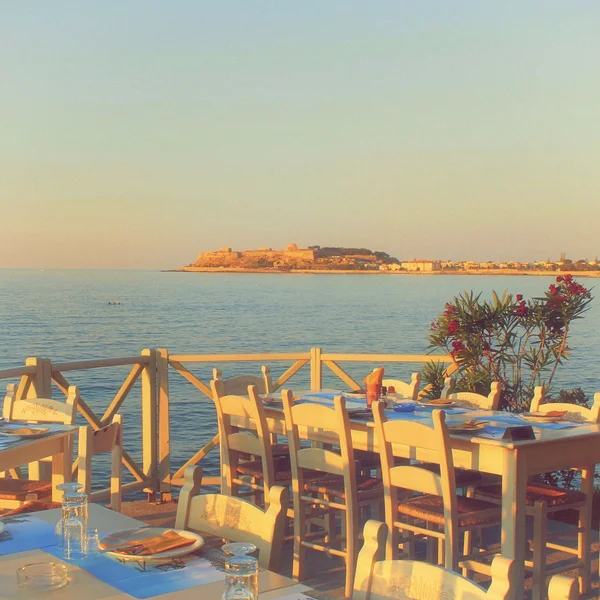 Tradycyjne greckie restauracji na świeżym powietrzu na tarasie przy ulicy wieś — Zdjęcie stockowe