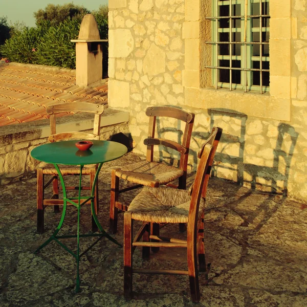 Greek country outdoor restaurant on roof terrace, Creta, Grécia . — Fotografia de Stock