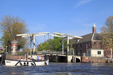 Amsterdam'da bir kanal üzerinde bir asma köprü