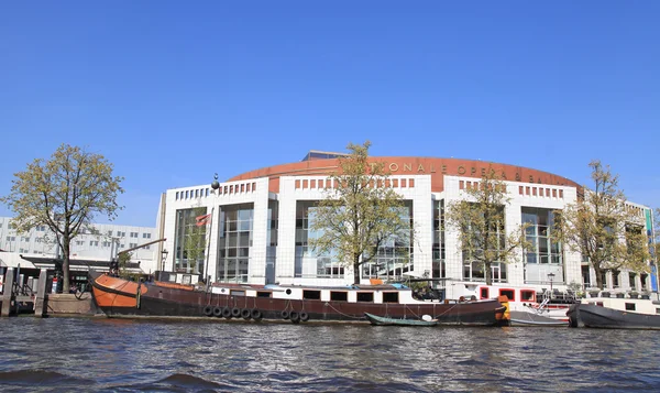 Opera och balett byggnad (Stopera) i Amsterdam, Nederländerna. — Stockfoto