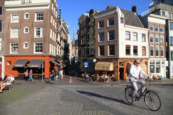 Einheimische auf dem Fahrrad im historischen Zentrum von Amsterdam, Niederlande — Stockfoto