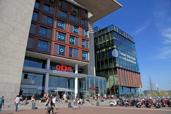 Moderna byggnader i vinterträdgården och bibliotek, Amsterdam — Stockfoto