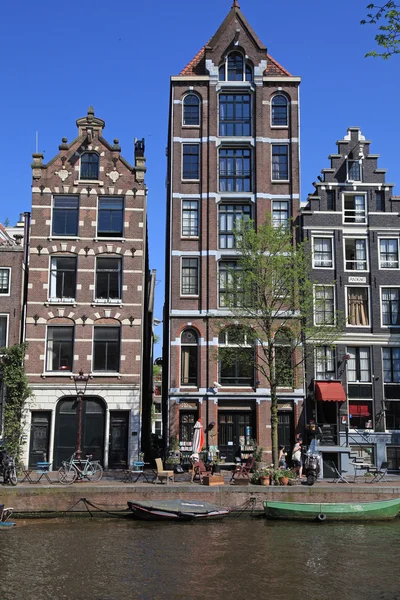 Amsterdamské kanály a typické holandské domy, Amsterdam, Holandsko — Stock fotografie