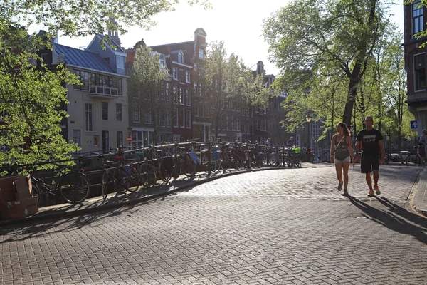 Scena di strada con coppia ad Amsterdam — Foto Stock