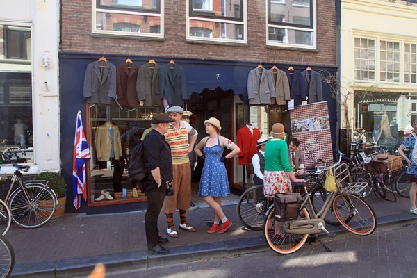 Unbekannte in Vintage-Kleidung mit Fahrrädern — Stockfoto