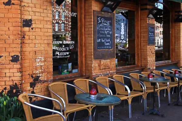 Outdoor cafe in historische centrum van Amsterdam, Nederland. — Stockfoto