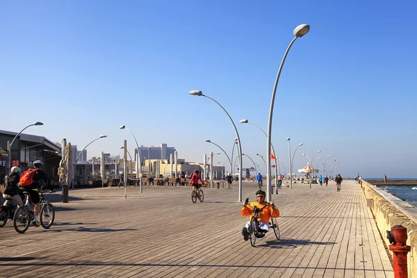 Gente local en bicicleta en el nuevo paseo marítimo en el puerto de Tel Aviv, Israel — Foto de Stock