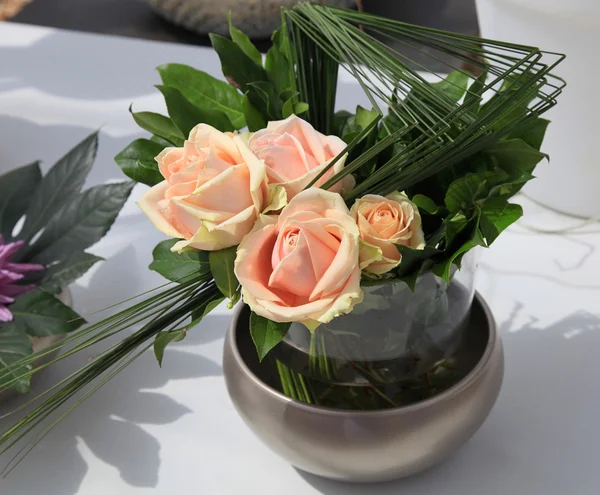 植木鉢でパステル ベージュのバラの花束 — ストック写真