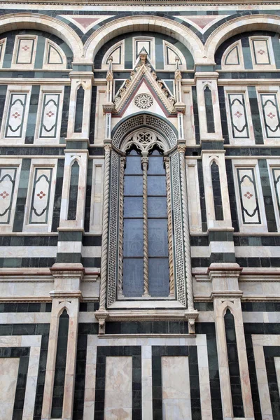 Ventana gótica en la catedral del Duomo, Florencia, Italia — Foto de Stock