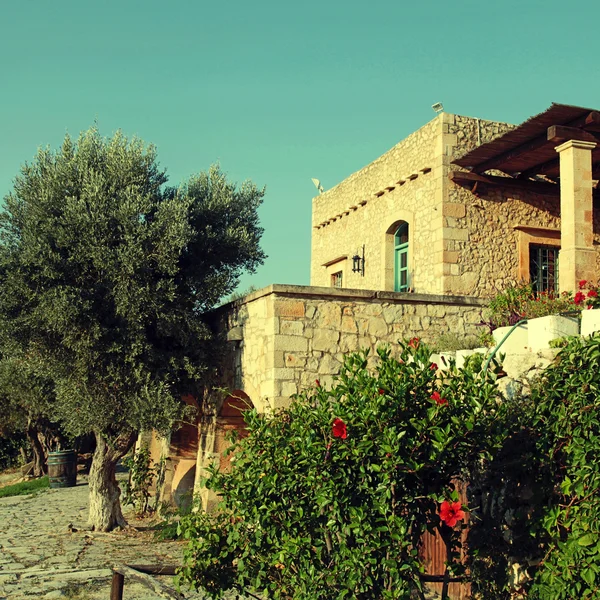 Casa de campo tradicional con jardín, Isla de Creta, Grecia — Foto de Stock