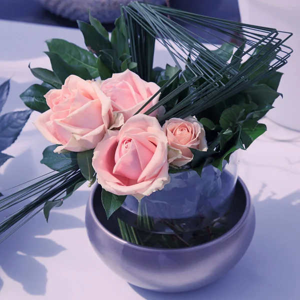 Bouquet de rose beige pastel en pot de fleurs — Photo