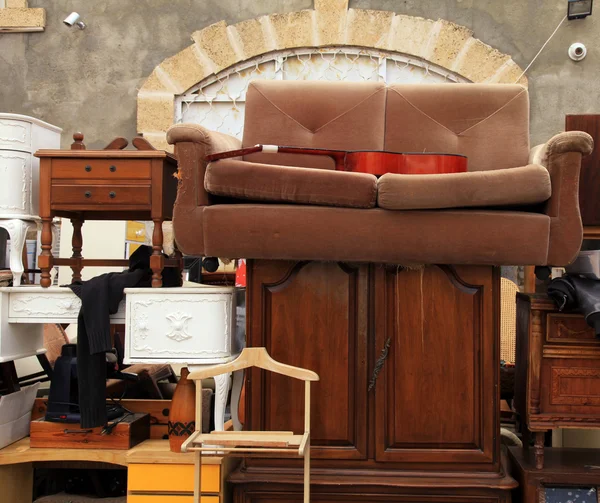 Muebles vintage y otro personal en el distrito del mercado de pulgas de Jaffa — Foto de Stock