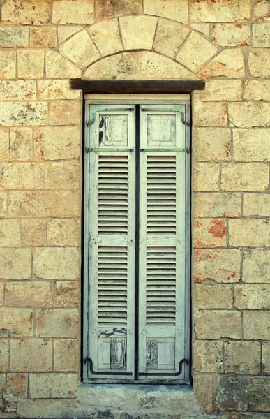 Window with blue shutters in mediterranean house. — Stock Photo, Image