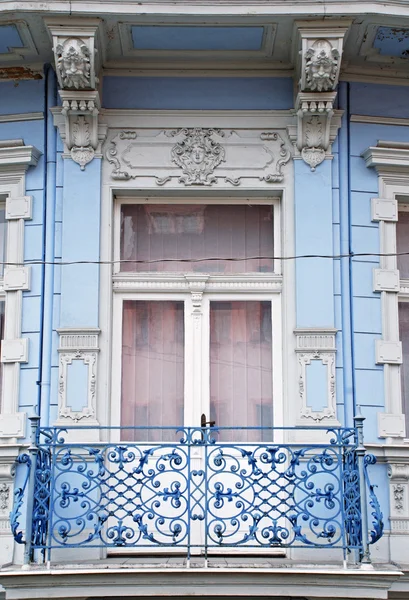 古い青い建物のバルコニーで華やかなバロック式ウィンドウ — ストック写真