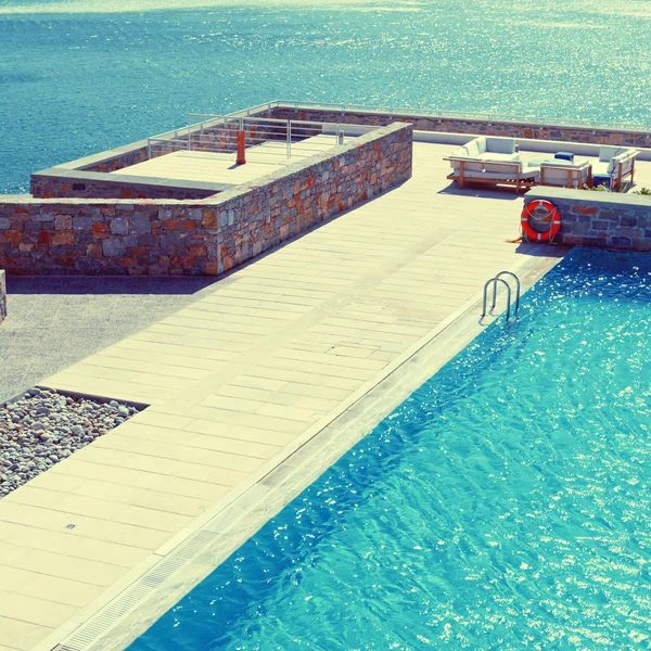 Piscina y terraza sobre el mar Mediterráneo (Grecia ) — Foto de Stock