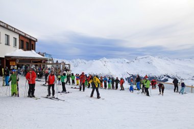 kayakçı Kayak yamacı Avusturya Alpleri'nde, tadını çıkarın.