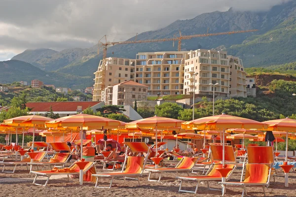 Playa mediterránea y construcción de moderno apartamento con vistas al mar — Foto de Stock