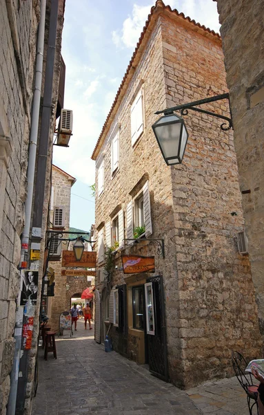 Strada stretta al centro storico di Budva a Budva, Montenegro . — Foto Stock