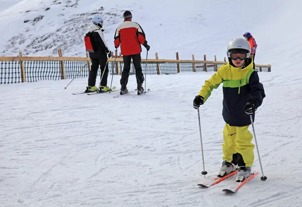 Skieurs aiment skier sur la piste dans les Alpes autrichiennes — Photo