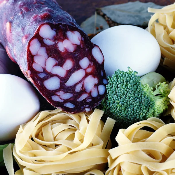 Tagliatelle pasta malzemeler ahşap tahta üzerinde — Stok fotoğraf