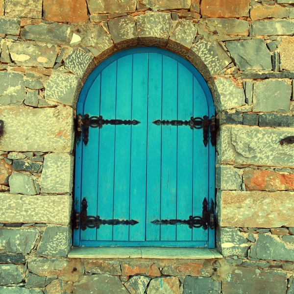 Vintage-Fenster mit blauen Rollläden, Beton, Griechenland. — Stockfoto