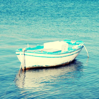Mavi ve beyaz eski ahşap tekne bir Akdeniz (Yunanistan)