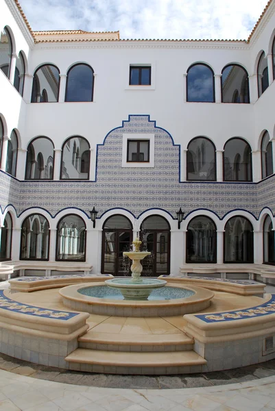 Fuente de mármol en patio de estilo árabe (Marruecos ) —  Fotos de Stock