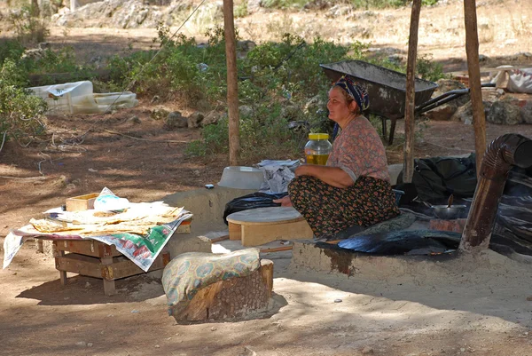 Mulher aldeia preparar pão tradicional, Turquia — Fotografia de Stock
